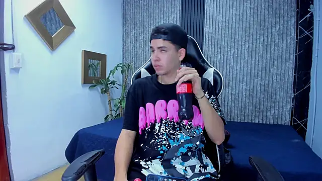 Mike 0233  online show from November 12, 4:18 am