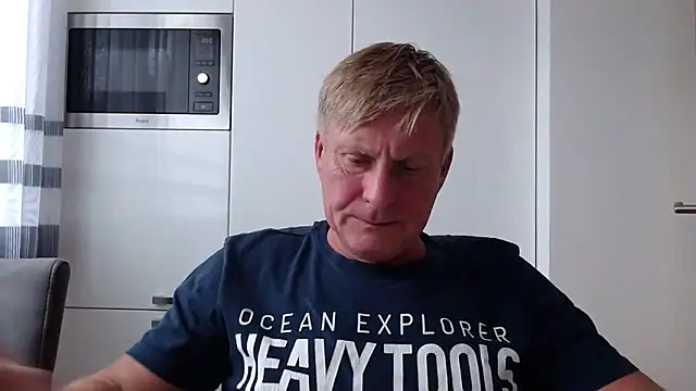 Snapshot of johnnym1 chatting on October 1, 2:43 pm johnnym1 online show from October 1, 2:43 pm