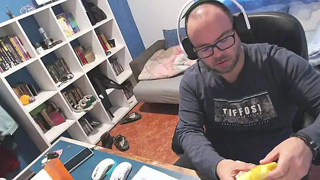 ravingr4d4 online show from November 11, 9:25 am