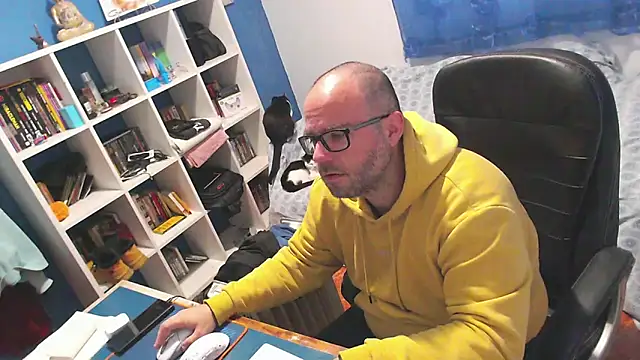 ravingr4d4 online show from February 4, 9:15 am