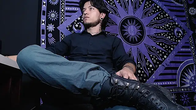Snapshot of Dicaprioo_ chatting on January 16, 10:34 pm Dicaprioo online show from January 16, 10:34 pm