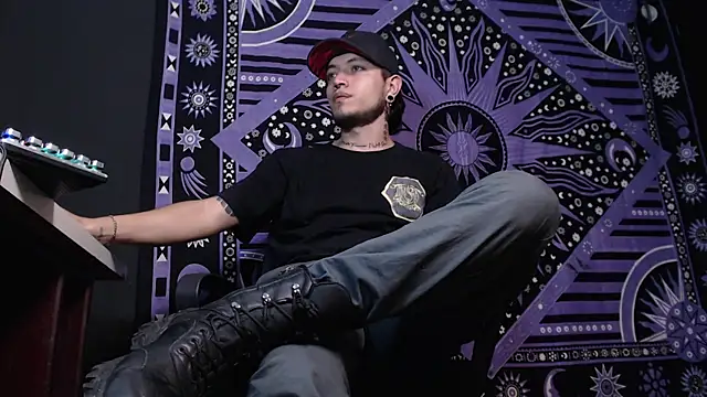 Snapshot of Dicaprioo_ chatting on January 17, 10:05 pm Dicaprioo online show from January 17, 10:05 pm