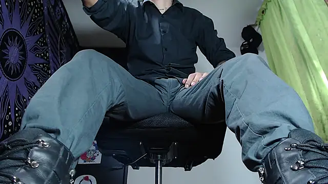 Snapshot of Dicaprioo_ chatting on December 5, 2:55 pm Dicaprioo online show from December 5, 2:55 pm