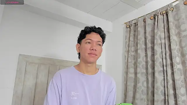 Snapshot of JulianRose_1 chatting on December 22, 11:11 am JulianRose 1 online show from December 22, 11:11 am