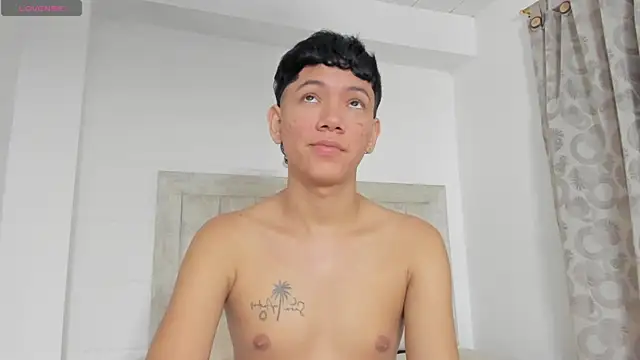 Snapshot of JulianRose_1 chatting on December 7, 2:35 pm JulianRose 1 online show from December 7, 2:35 pm