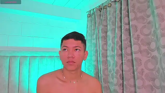 Snapshot of JulianRose_1 chatting on January 15, 11:00 am JulianRose 1 online show from January 15, 11:00 am