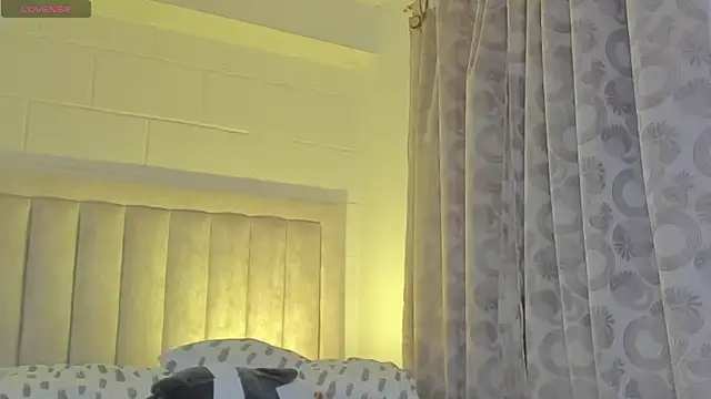 Snapshot of JulianRose_1 chatting on February 2, 11:40 am JulianRose 1 online show from February 2, 11:40 am