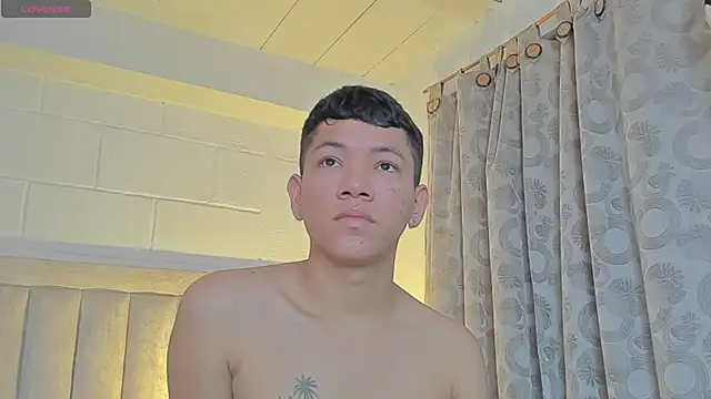 Snapshot of JulianRose_1 chatting on January 23, 10:54 am JulianRose 1 online show from January 23, 10:54 am