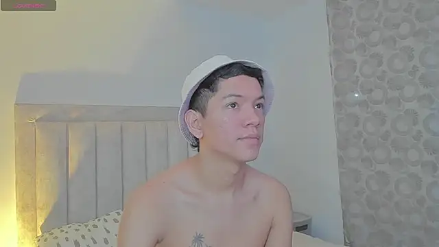 Snapshot of JulianRose_1 chatting on March 14, 11:01 am JulianRose 1 online show from March 14, 11:01 am