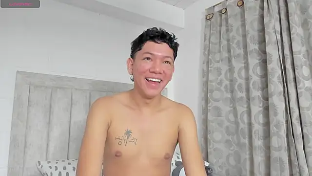 Snapshot of JulianRose_1 chatting on December 18, 10:51 am JulianRose 1 online show from December 18, 10:51 am