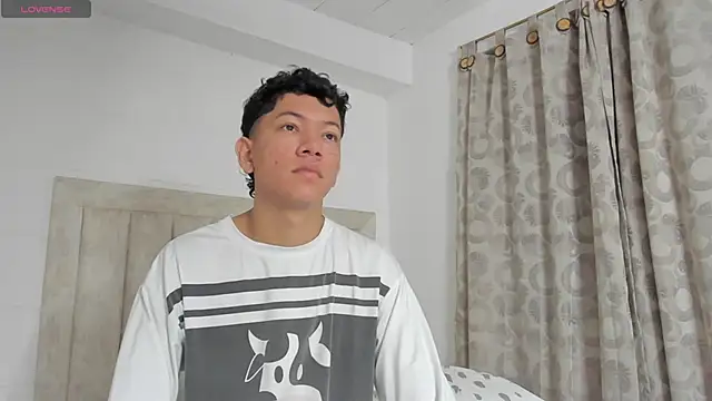 Snapshot of JulianRose_1 chatting on December 28, 11:09 am JulianRose 1 online show from December 28, 11:09 am