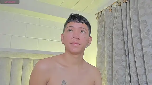 Snapshot of JulianRose_1 chatting on January 25, 11:23 am JulianRose 1 online show from January 25, 11:23 am