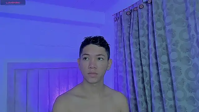Snapshot of JulianRose_1 chatting on January 22, 11:23 am JulianRose 1 online show from January 22, 11:23 am