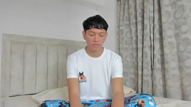Snapshot of JulianRose_1 chatting on December 6, 11:00 am JulianRose 1 online show from December 6, 11:00 am