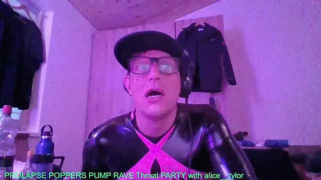 Snapshot of Bigthroaterboy chatting on October 18, 3:28 pm Bigthroaterboy online show from October 18, 3:28 pm