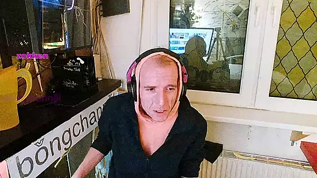 Snapshot of BongChannel chatting on February 7, 11:34 pm BongChannel online show from February 7, 11:34 pm