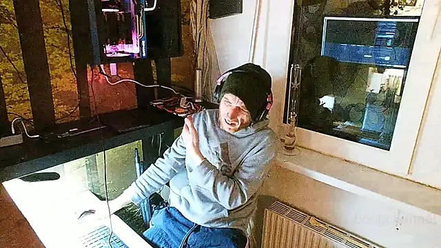 Snapshot of BongChannel chatting on December 10, 7:11 pm BongChannel online show from December 10, 7:11 pm