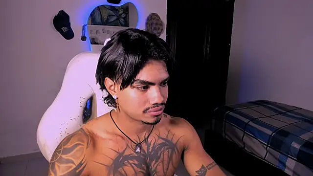 Snapshot of Young_laroi chatting on December 24, 11:00 pm Young laroi online show from December 24, 11:00 pm
