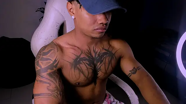 Snapshot of Young_laroi chatting on February 9, 1:34 am Young laroi online show from February 9, 1:34 am