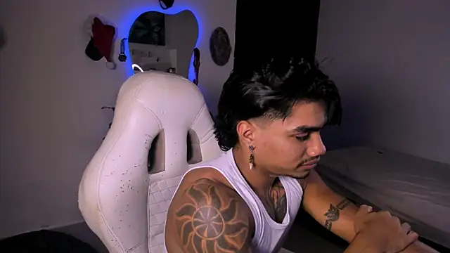 Snapshot of Young_laroi chatting on December 15, 12:29 am Young laroi online show from December 15, 12:29 am