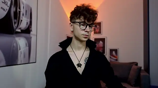 Joseph  Quinn online show from January 9, 4:40 am