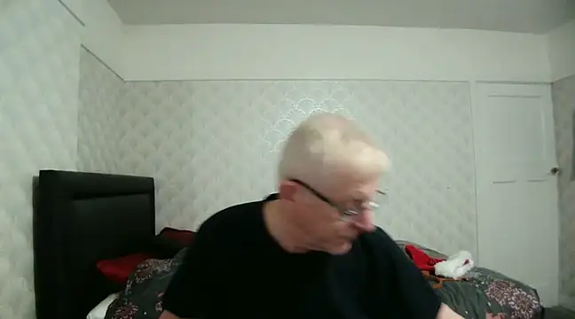 Snapshot of shaun63m chatting on December 19, 1:18 am shaun63m online show from December 19, 1:18 am