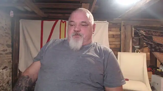 Newfiesausage1972 online show from February 10, 1:16 pm