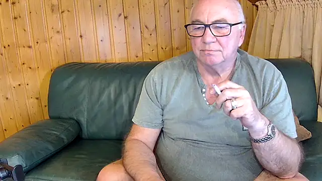 Snapshot of biggandybig chatting on February 11, 3:51 pm biggandybig online show from February 11, 3:51 pm
