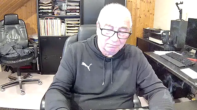 Snapshot of biggandybig chatting on December 21, 2:47 pm biggandybig online show from December 21, 2:47 pm