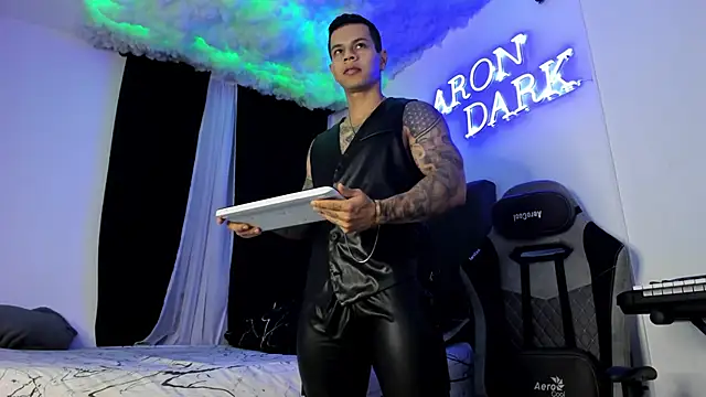 Snapshot of Aron_Dark chatting on February 9, 11:47 am Aron Dark online show from February 9, 11:47 am