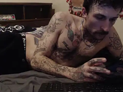Snapshot of hungandtatted666 chatting on January 17, 12:42 am hungandtatted666 online show from January 17, 12:42 am