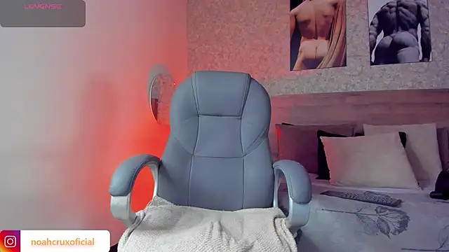 Snapshot of noah_crux chatting on October 18, 11:59 am noah crux online show from October 18, 11:59 am