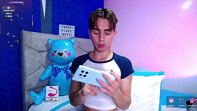 Snapshot of OwenBluee chatting on March 10, 1:21 pm OwenBluee online show from March 10, 1:21 pm