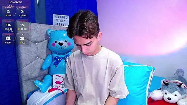 Snapshot of OwenBluee chatting on March 1, 5:53 am OwenBluee online show from March 1, 5:53 am