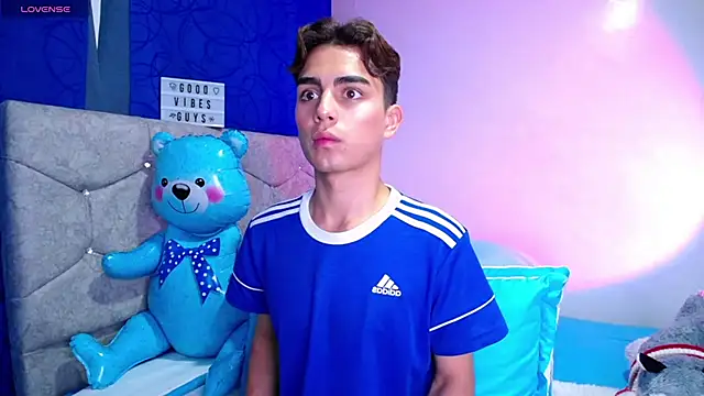 Snapshot of OwenBluee chatting on February 26, 3:32 am OwenBluee online show from February 26, 3:32 am