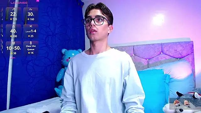 Snapshot of OwenBluee chatting on February 1, 3:41 am OwenBluee online show from February 1, 3:41 am
