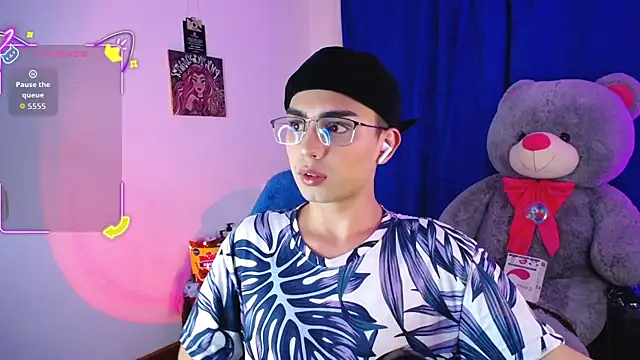 OwenBluee online show from July 16, 9:05 am