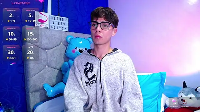 Snapshot of OwenBluee chatting on December 5, 6:54 am OwenBluee online show from December 5, 6:54 am