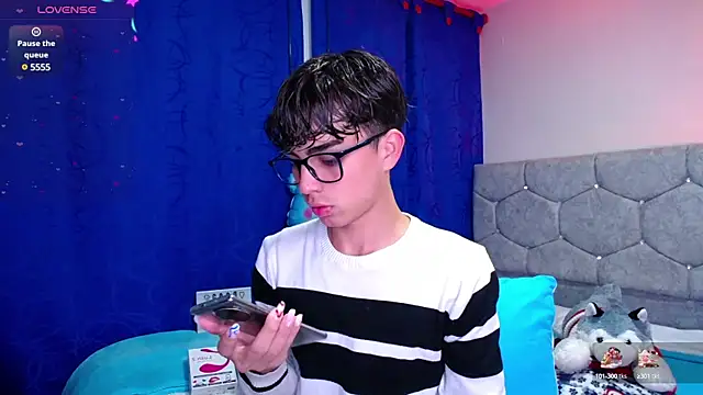 Snapshot of OwenBluee chatting on December 13, 10:55 pm OwenBluee online show from December 13, 10:55 pm