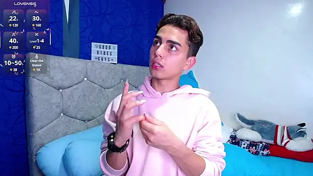 Snapshot of OwenBluee chatting on February 27, 8:17 am OwenBluee online show from February 27, 8:17 am