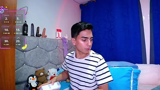 Snapshot of OwenBluee chatting on September 15, 10:33 pm OwenBluee online show from September 15, 10:33 pm