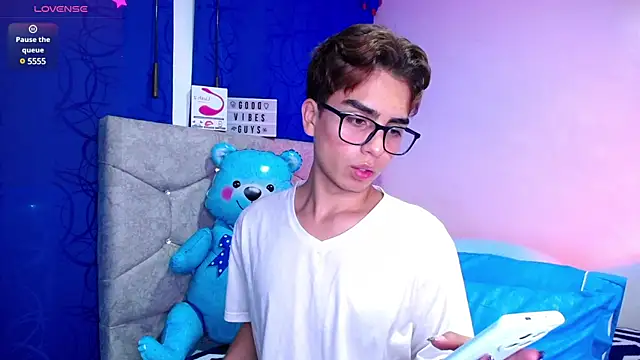 Snapshot of OwenBluee chatting on January 29, 6:33 am OwenBluee online show from January 29, 6:33 am