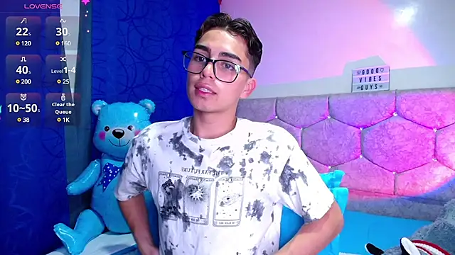 Snapshot of OwenBluee chatting on February 13, 5:16 am OwenBluee online show from February 13, 5:16 am
