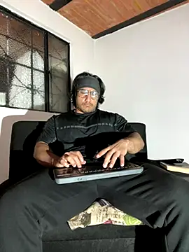 Snapshot of willian_m777 chatting on October 18, 5:12 am willian m777 online show from October 18, 5:12 am
