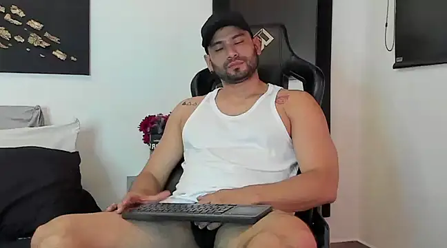 Snapshot of Dereck_vega chatting on March 6, 9:42 pm Dereck vega online show from March 6, 9:42 pm