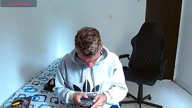 Snapshot of bray_hotboy777 chatting on October 12, 3:39 pm bray hotboy777 online show from October 12, 3:39 pm