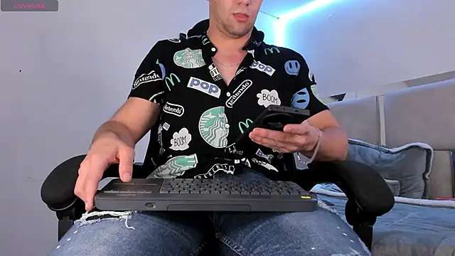 Snapshot of Damon_Bakert chatting on February 8, 9:04 pm Damon Bakert online show from February 8, 9:04 pm