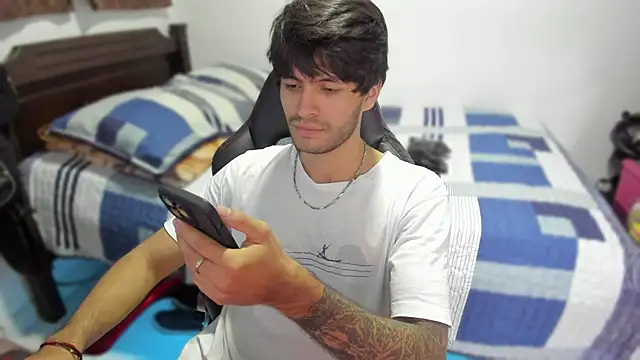 Snapshot of justin_stark7 chatting on December 17, 11:49 pm justin stark7 online show from December 17, 11:49 pm
