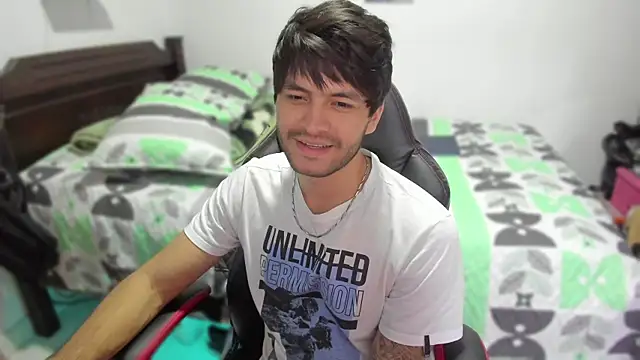 Snapshot of justin_stark7 chatting on January 23, 12:35 am justin stark7 online show from January 23, 12:35 am