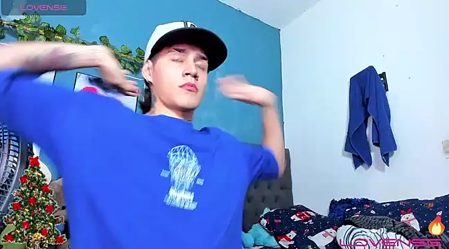 soyander03  online show from December 31, 5:29 pm